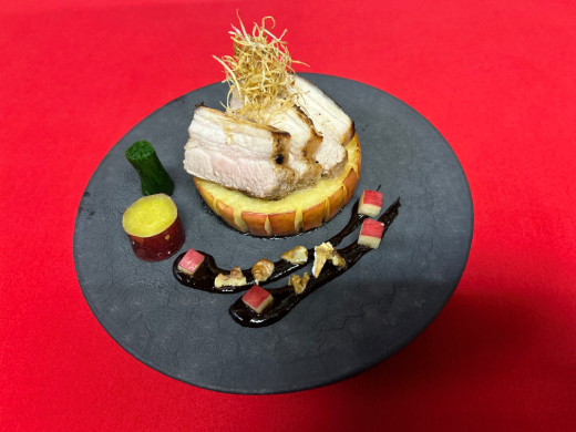 猪バラ肉の生塩麹焼と林檎のロースト赤ワイン胡桃味噌ソース